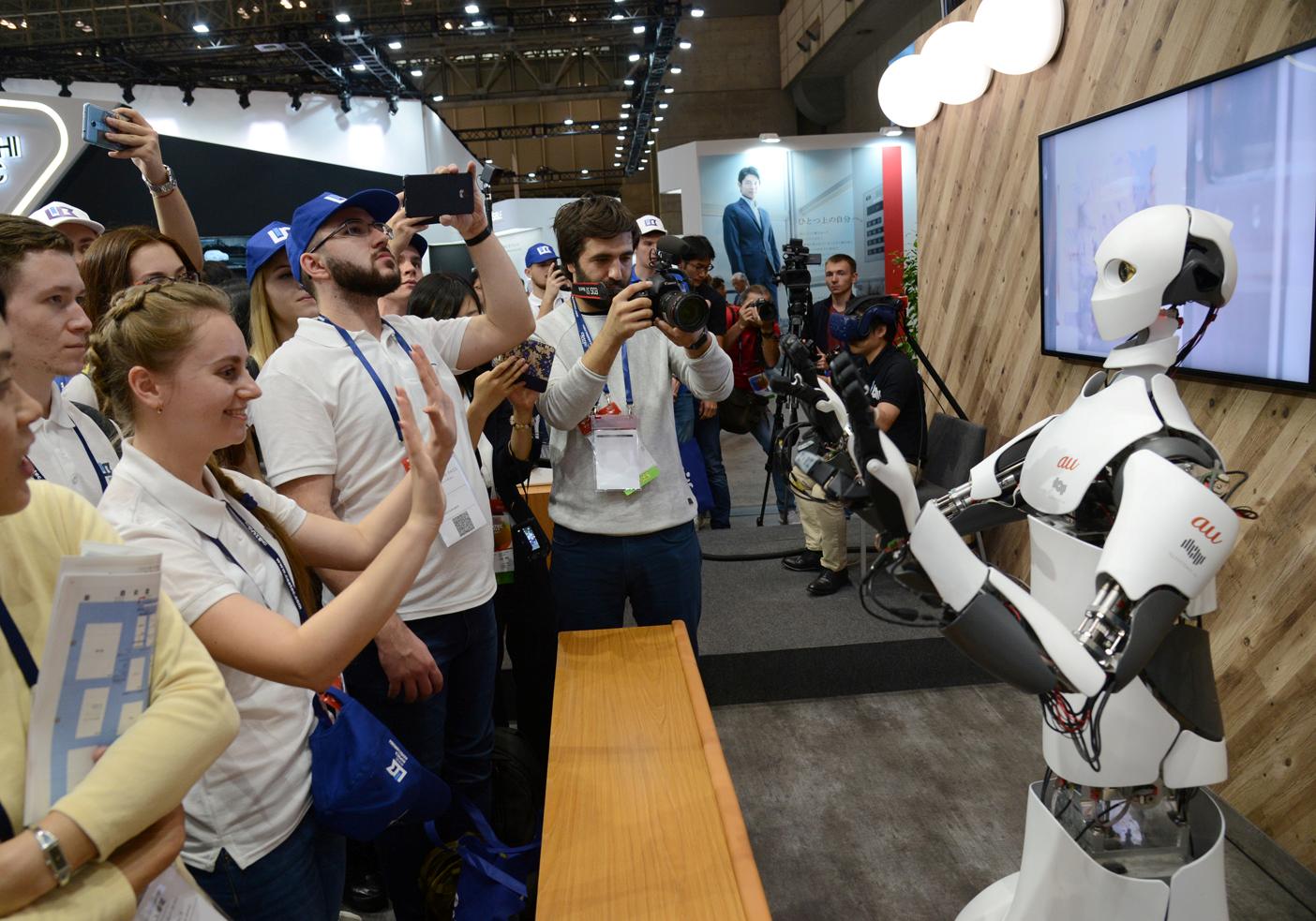 Новость - События - Как украинские студенты общались с роботами на выставке в Японии: яркие фото
